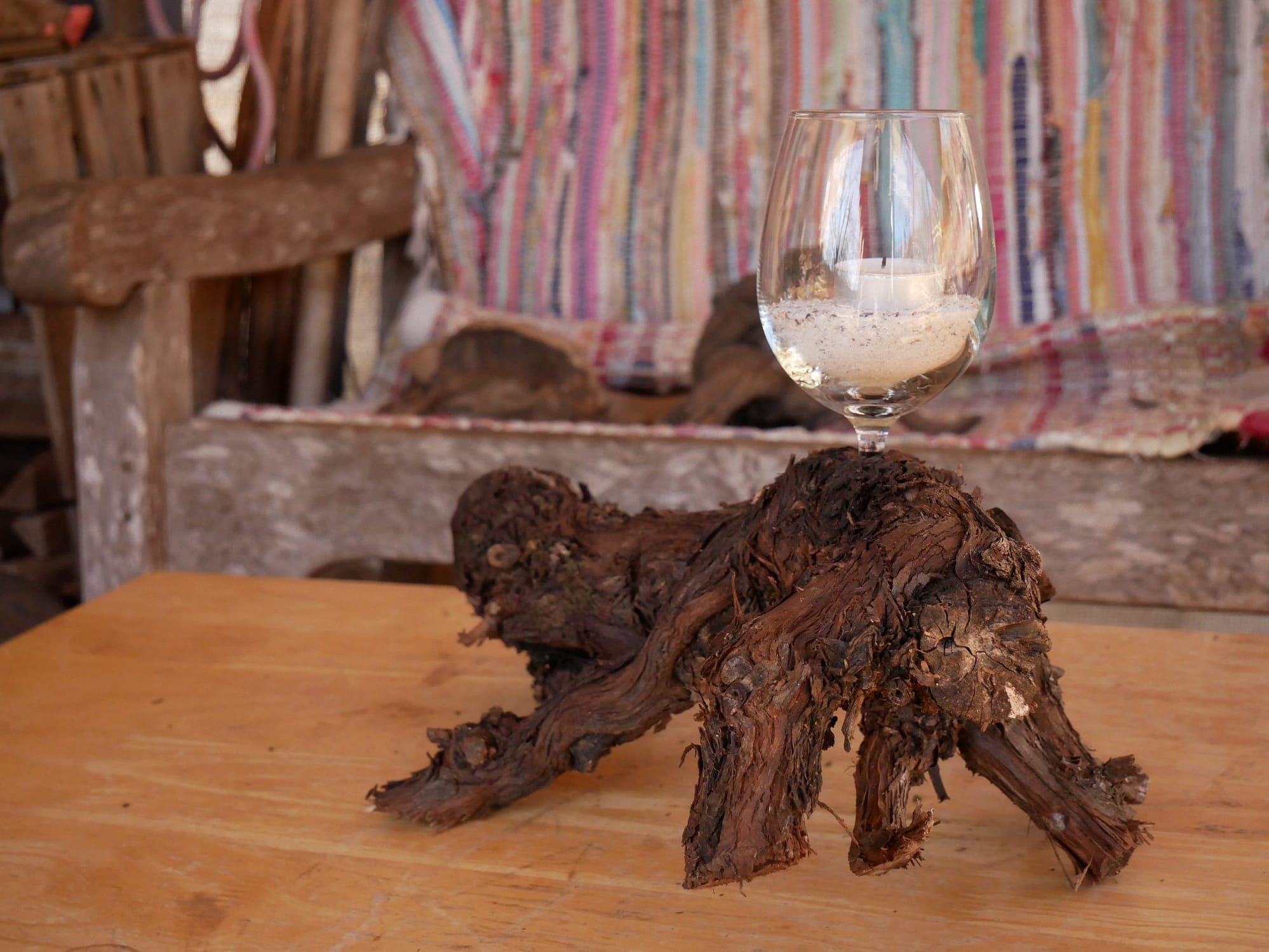 Kerzenständer mit einem Glas auf altem Wein