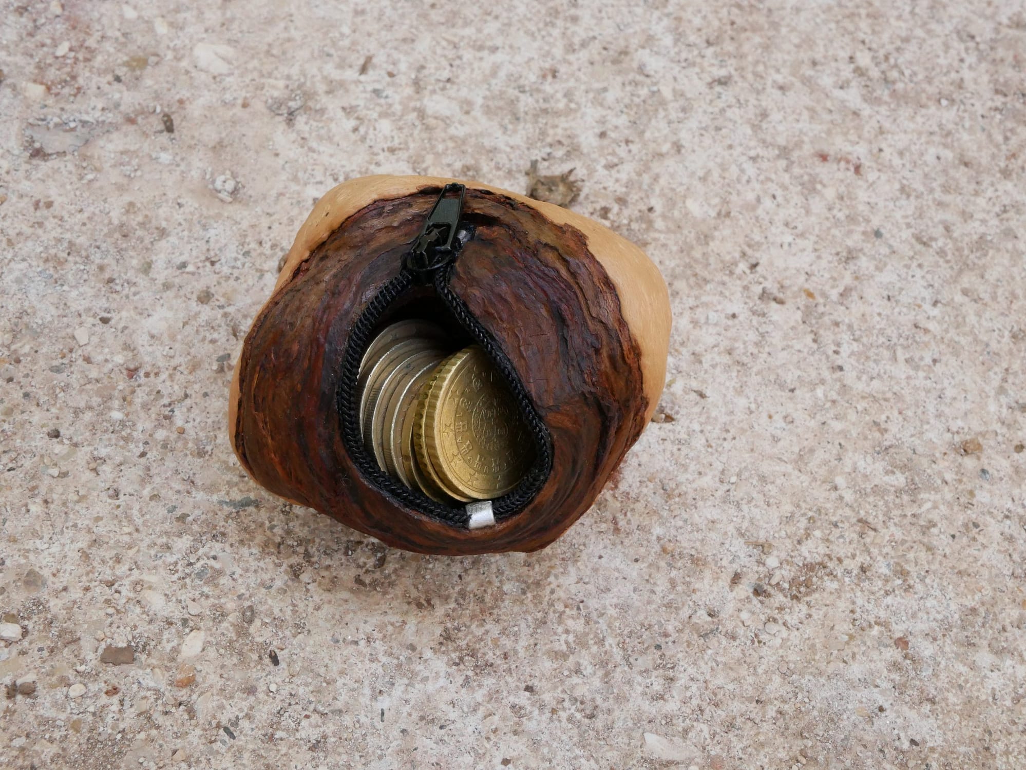 Geldbeutel mit Reißverschluss in einer Baumperle