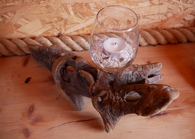 Kerzenständer mit einem Glas auf Treibholz