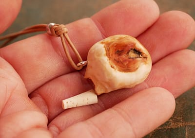Kleiner Baumperlenbeutel als Kette aus einer winzigen Baumperle