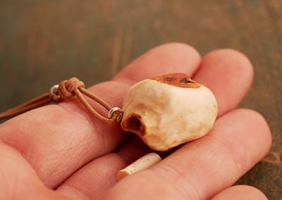 Kleiner Baumperlenbeutel als Kette aus einer winzigen Baumperle